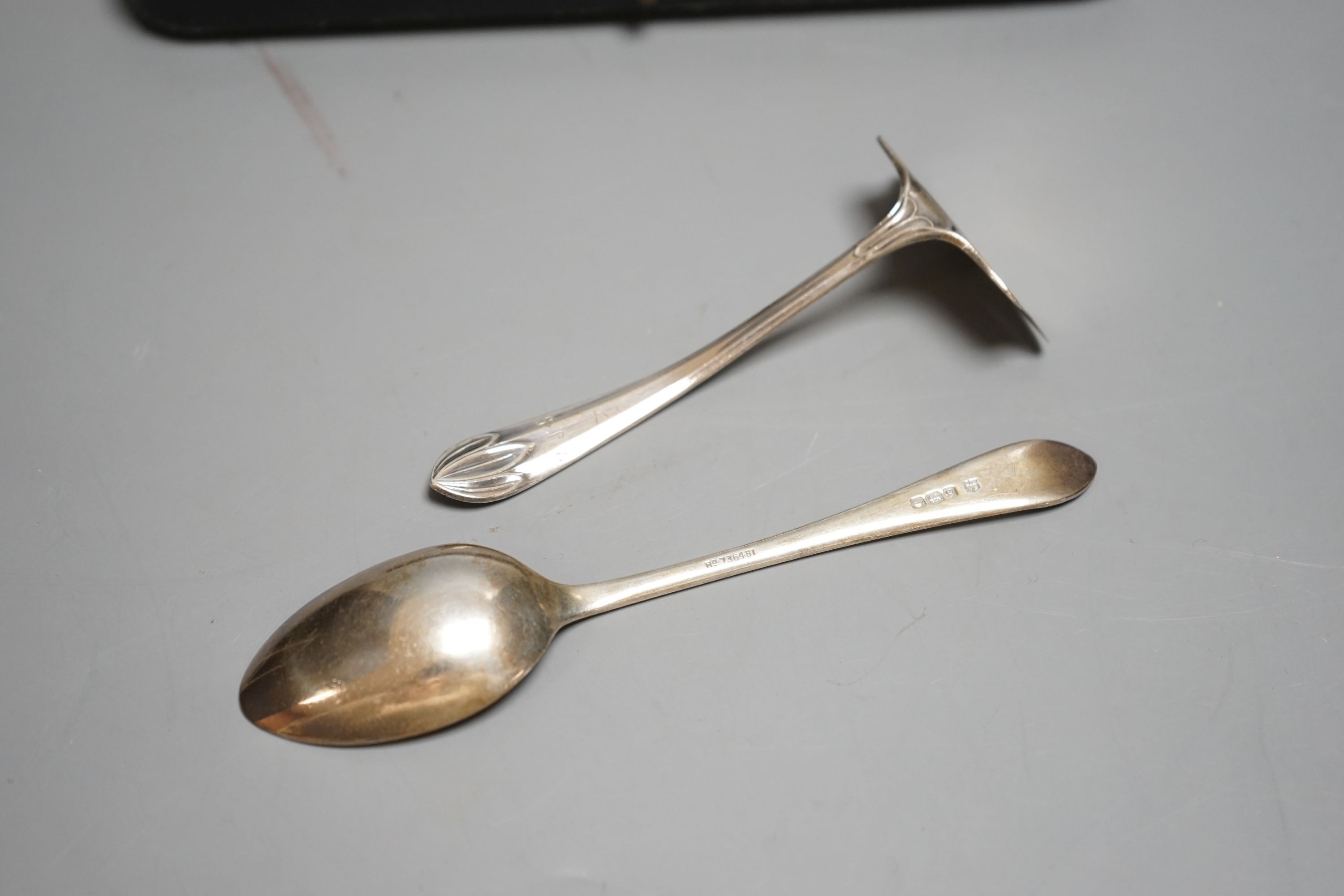 A cased George V silver spoon and pusher.